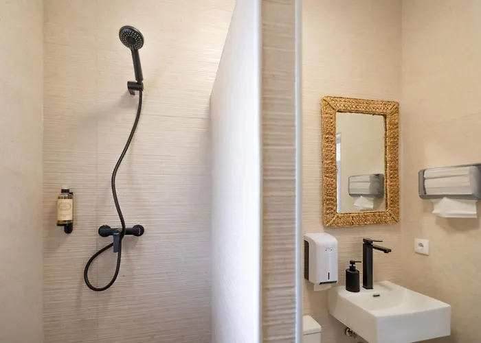 The Lighthouse Хостел Сагреш